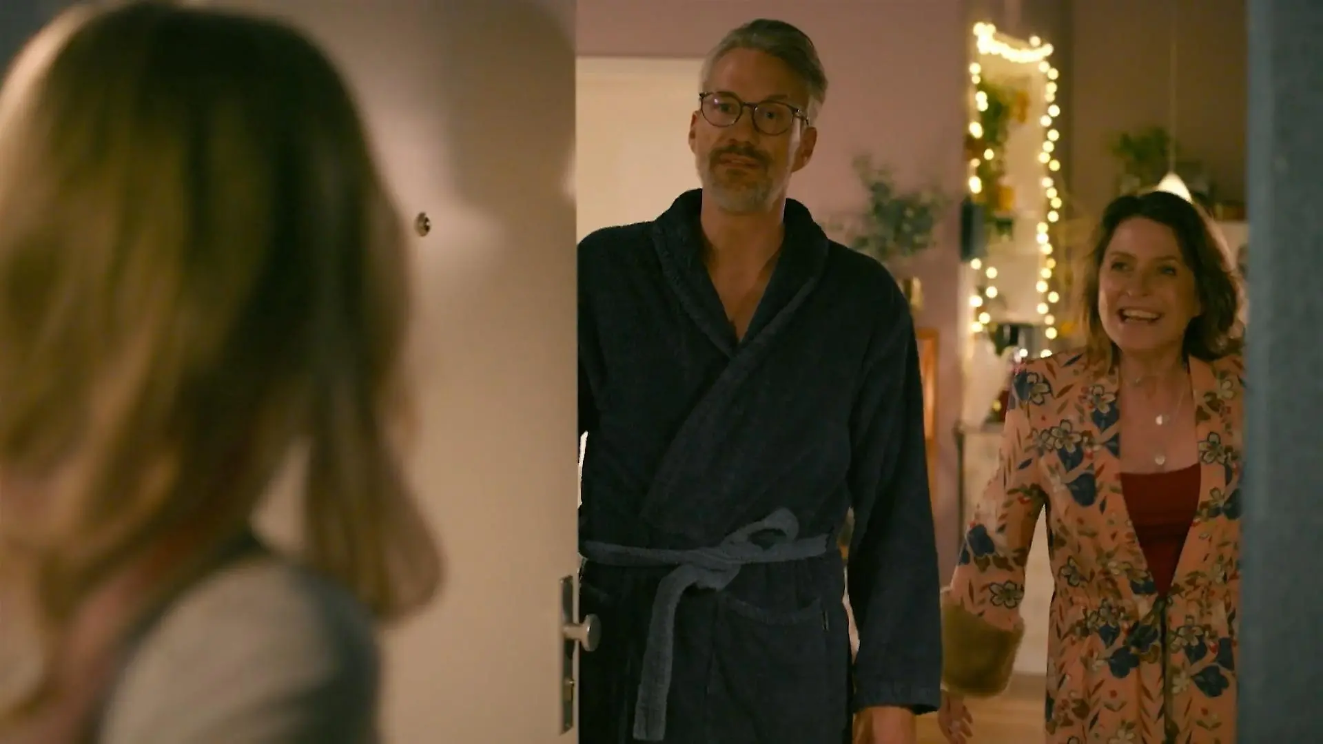 Da staunen Henning und Daniela nicht schlecht, als plötzlich Nele vor ihrer Tür steht.