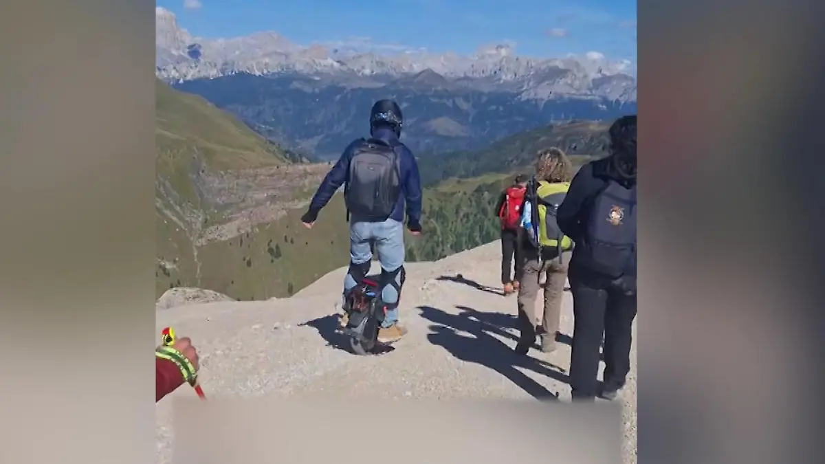 Dolomiten sind doch kein Spielplatz! Tourist heizt über die Berge – mit dem Einrad „Der Idiot des Tages"