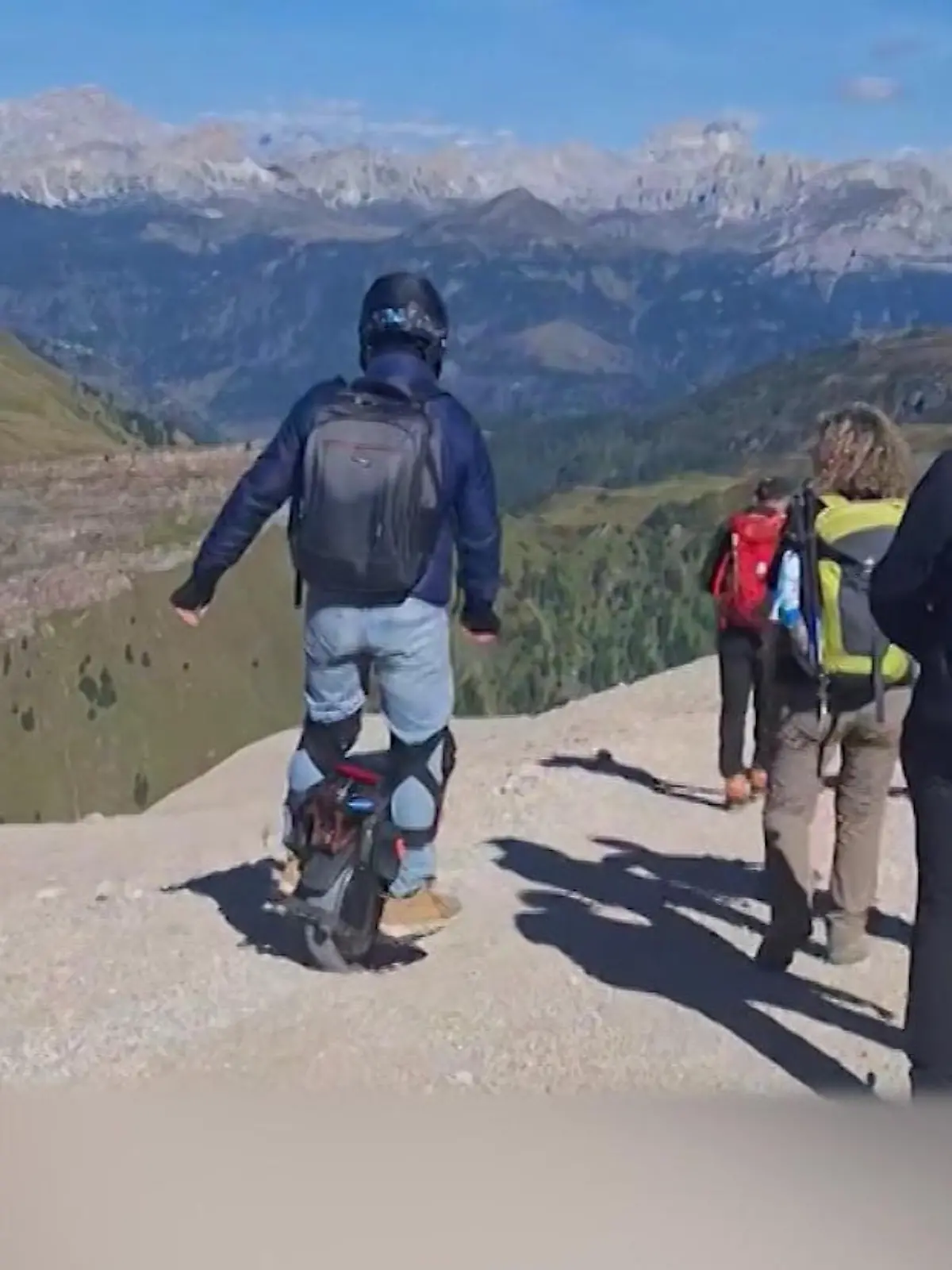 Bild zu: "Dolomiten sind doch kein Spielplatz! Tourist heizt über die Berge – mit dem Einrad"