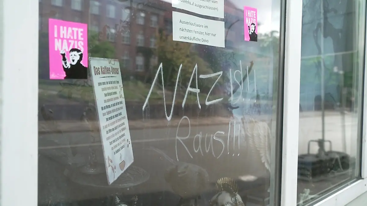 In den Schaufenstern des Geschäfts kleben unter anderem Anti-Nazi-Sticker.