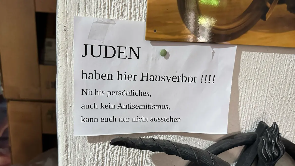 Der Zettel hing noch bis vor Kurzem an der Scheibe des Geschäfts. 