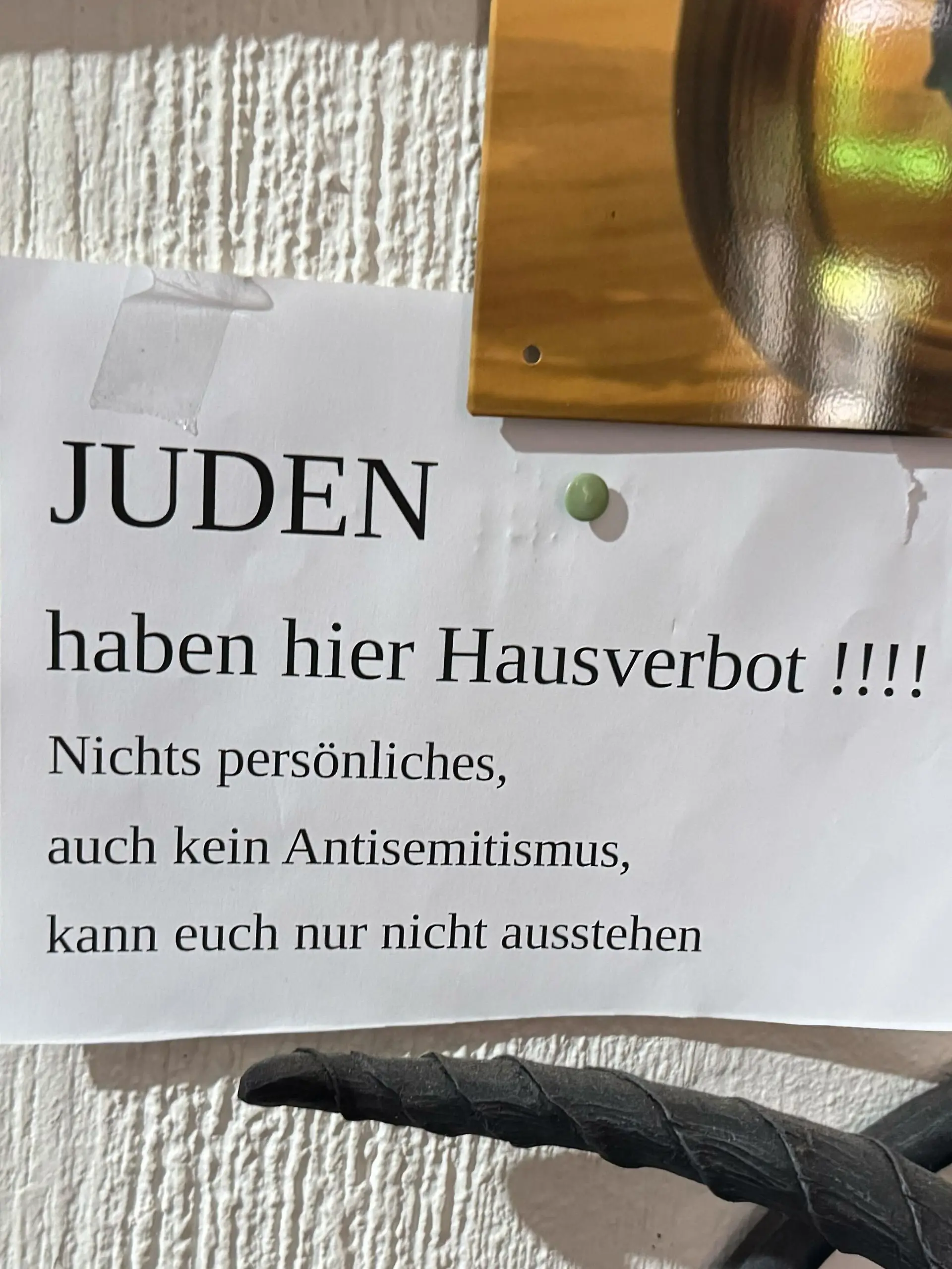 Der Zettel hing noch bis vor Kurzem an der Scheibe des Geschäfts. 