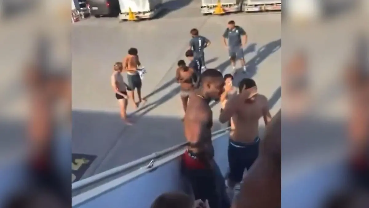 Ganz schön heiß! Fussballmannschaft verlässt nur im Schlüpper den Flieger Was ist denn da los?