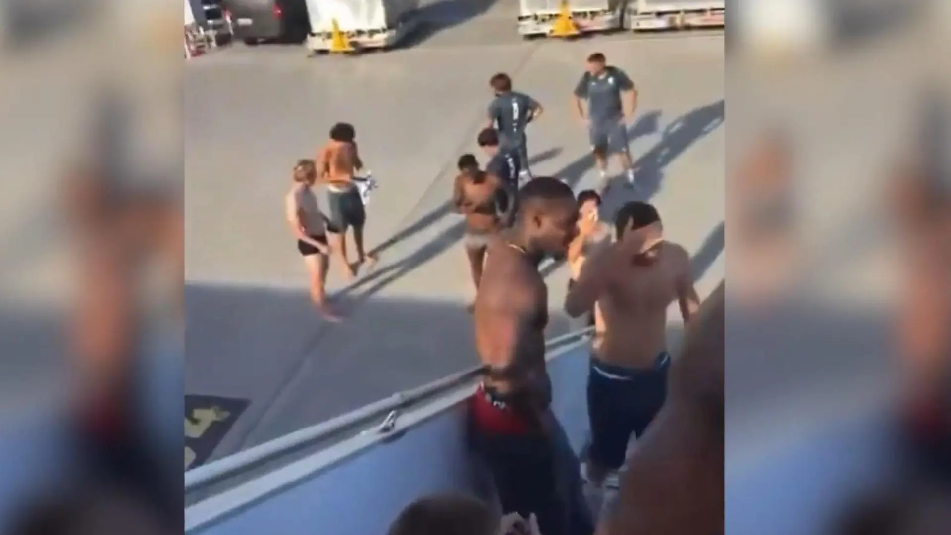 Ganz schön heiß! Fußballmannschaft verlässt nur im Schlüpper den Flieger Was ist denn da los?