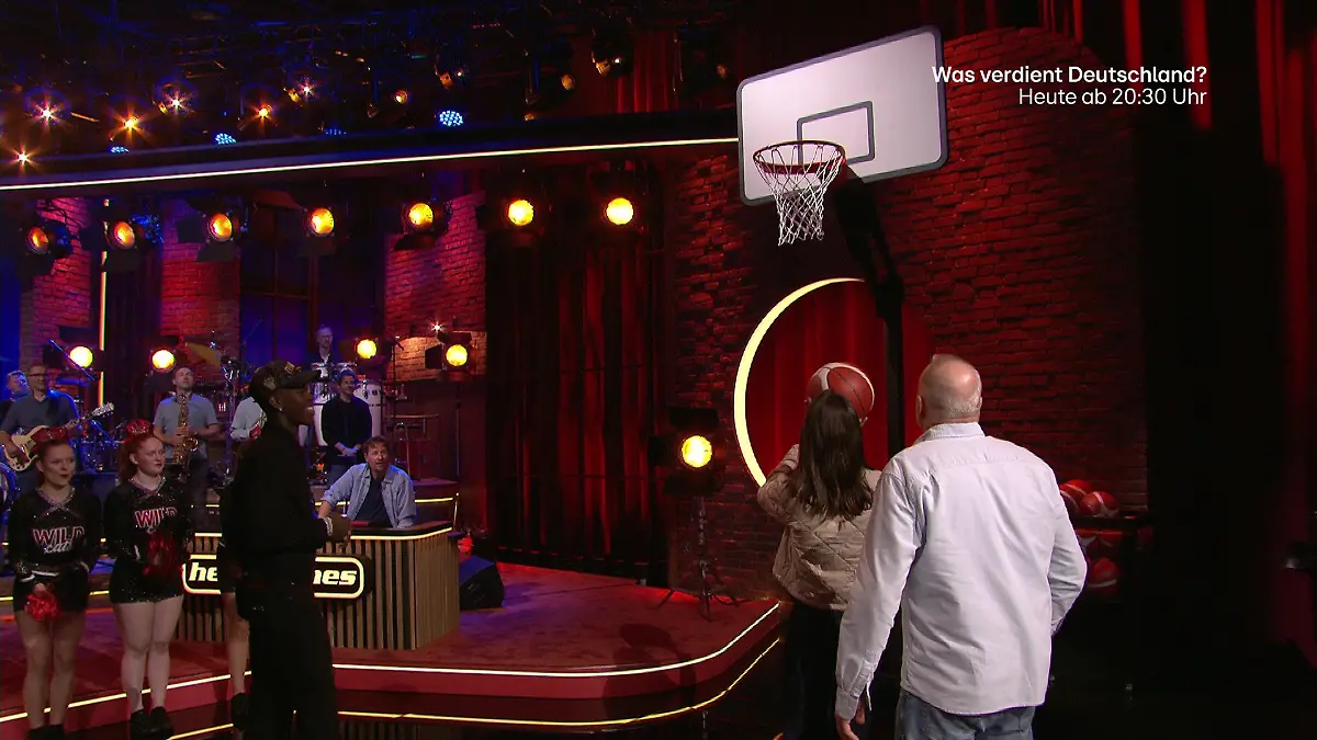 Dennis Schröder tritt bei Stefan Raab gegen eine Dame im Publikum an. 
