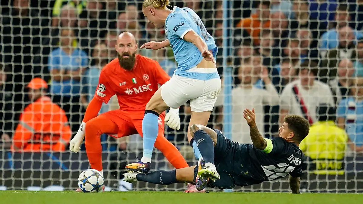 Für dieses Foul sah Di Lorenzo (rechts) Rot, Haaland traf gegen Neapel dennoch - und hat nun 50 Champions-League-Tore erzielt.
