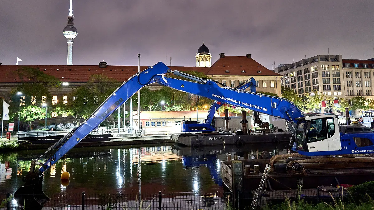 18.09.2025, Berlin: Eine Weltkriegsbombe wurde bei der Fischerinsel in Berlin gefunden. Die Bombe wurde bei Bauarbeiten an der Mühlendammschleuse entdeckt.