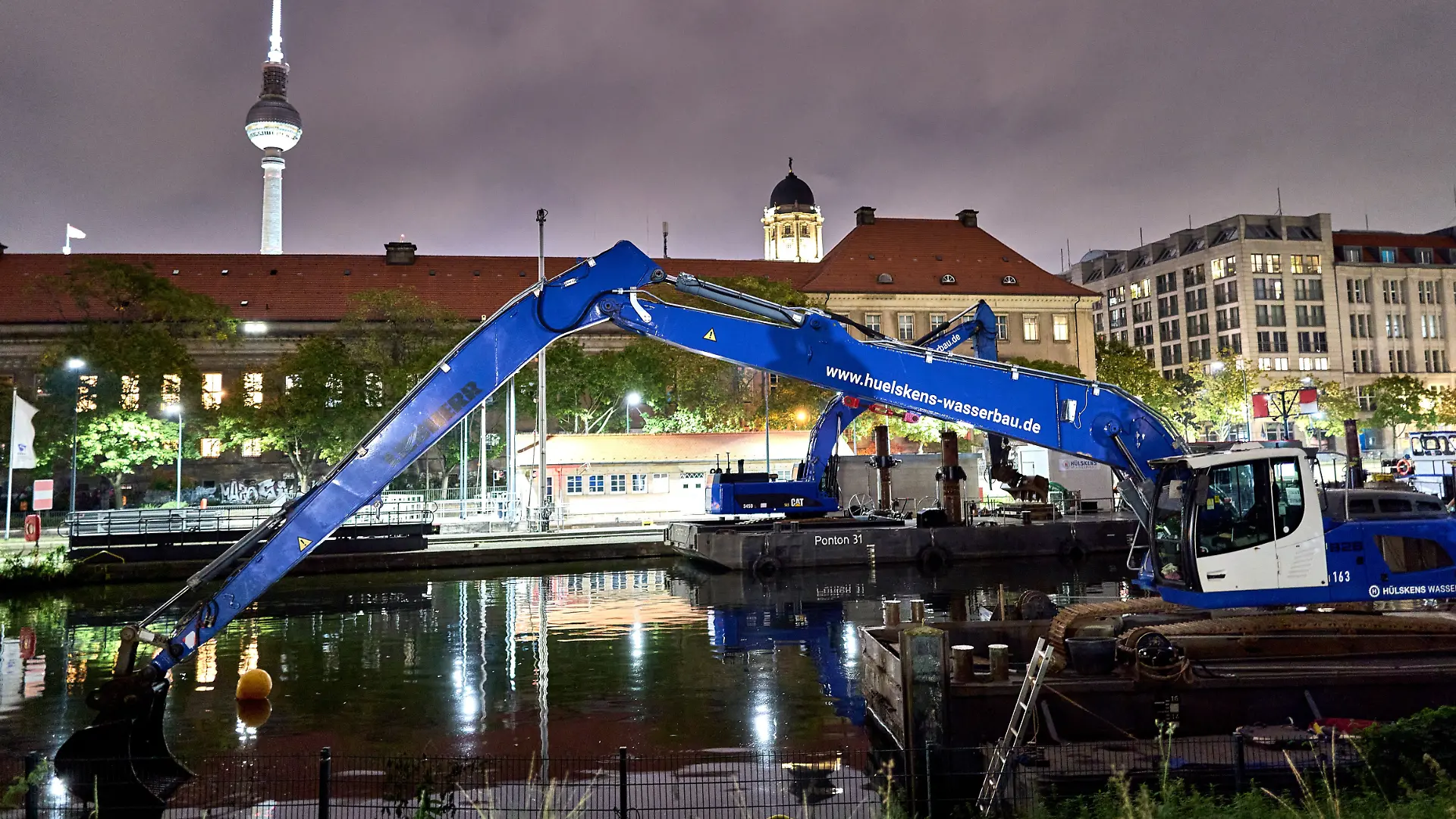 18.09.2025, Berlin: Eine Weltkriegsbombe wurde bei der Fischerinsel in Berlin gefunden. Die Bombe wurde bei Bauarbeiten an der Mühlendammschleuse entdeckt.