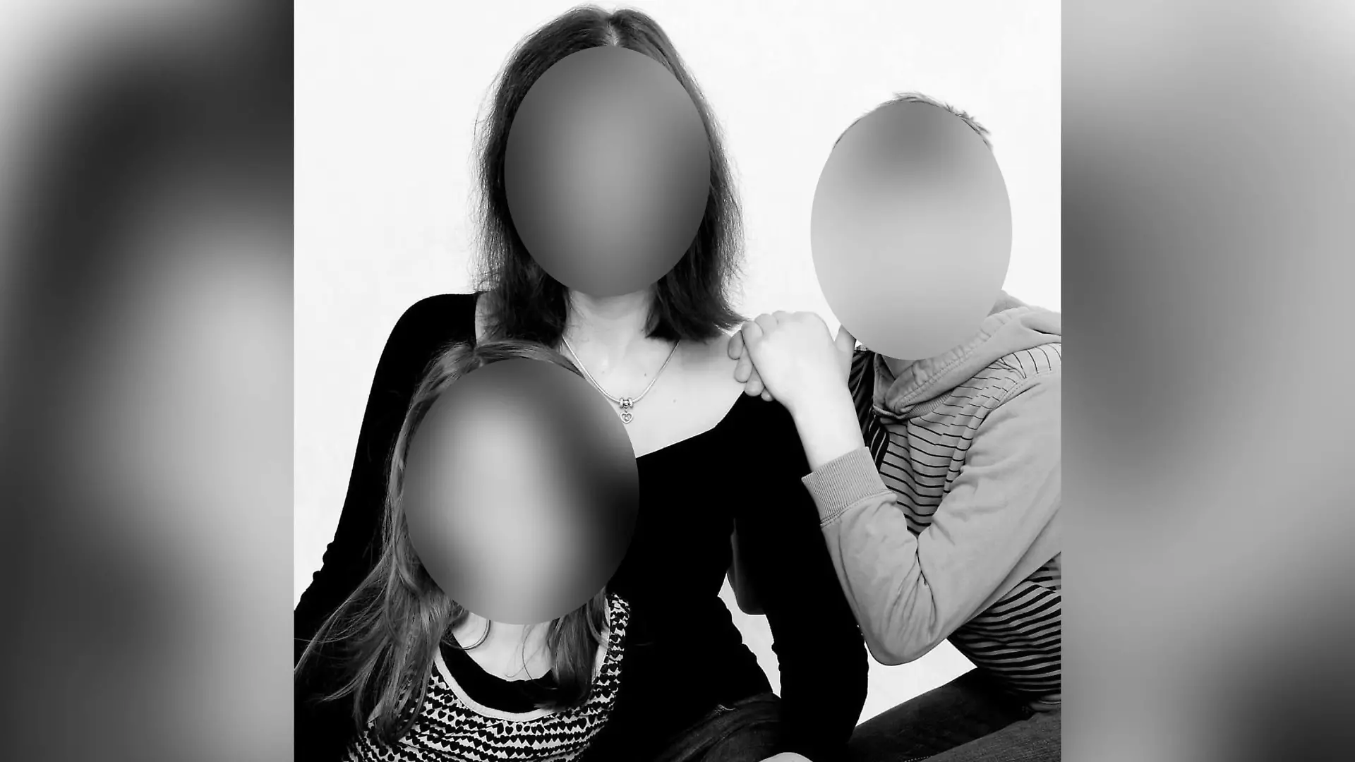 Ein Foto aus einer glücklicheren Zeit. Es zeigt die Mutter, ihren Sohn und die nun getötete Schwester in Jahr 2016.