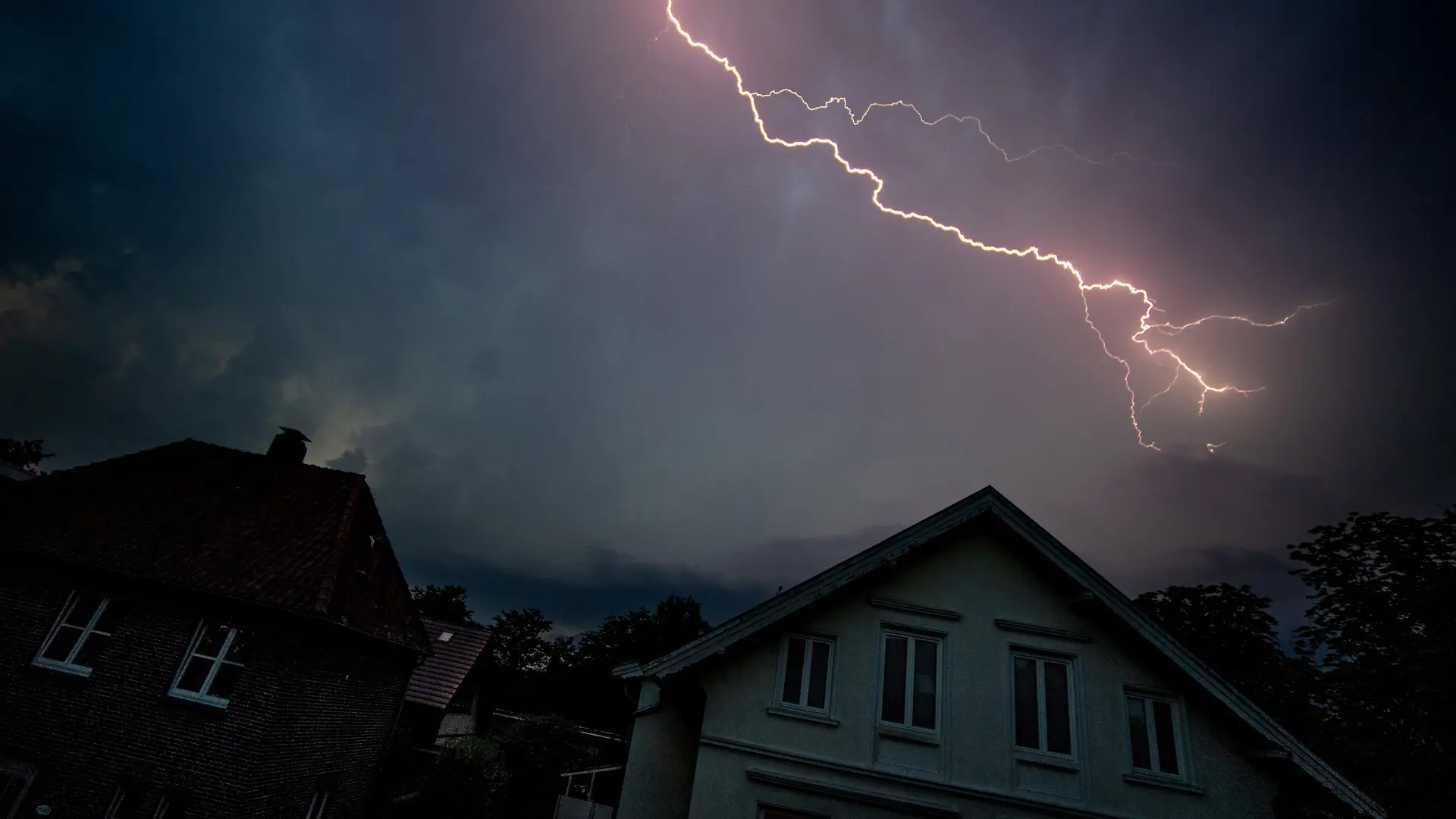 In Niedersachsen bleiben, wie hier in Oldenburg, kommende Nacht (19. auf 20. September) die Lichter aus. Natürliche Lichtquellen wie Blitze oder Sterne scheinen umso heller. (Archivbild)