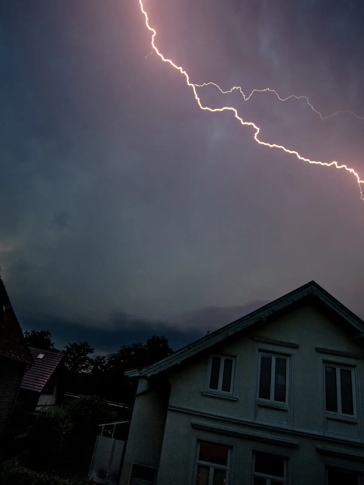 In Niedersachsen bleiben, wie hier in Oldenburg, kommende Nacht (19. auf 20. September) die Lichter aus. Natürliche Lichtquellen wie Blitze oder Sterne scheinen umso heller. (Archivbild)