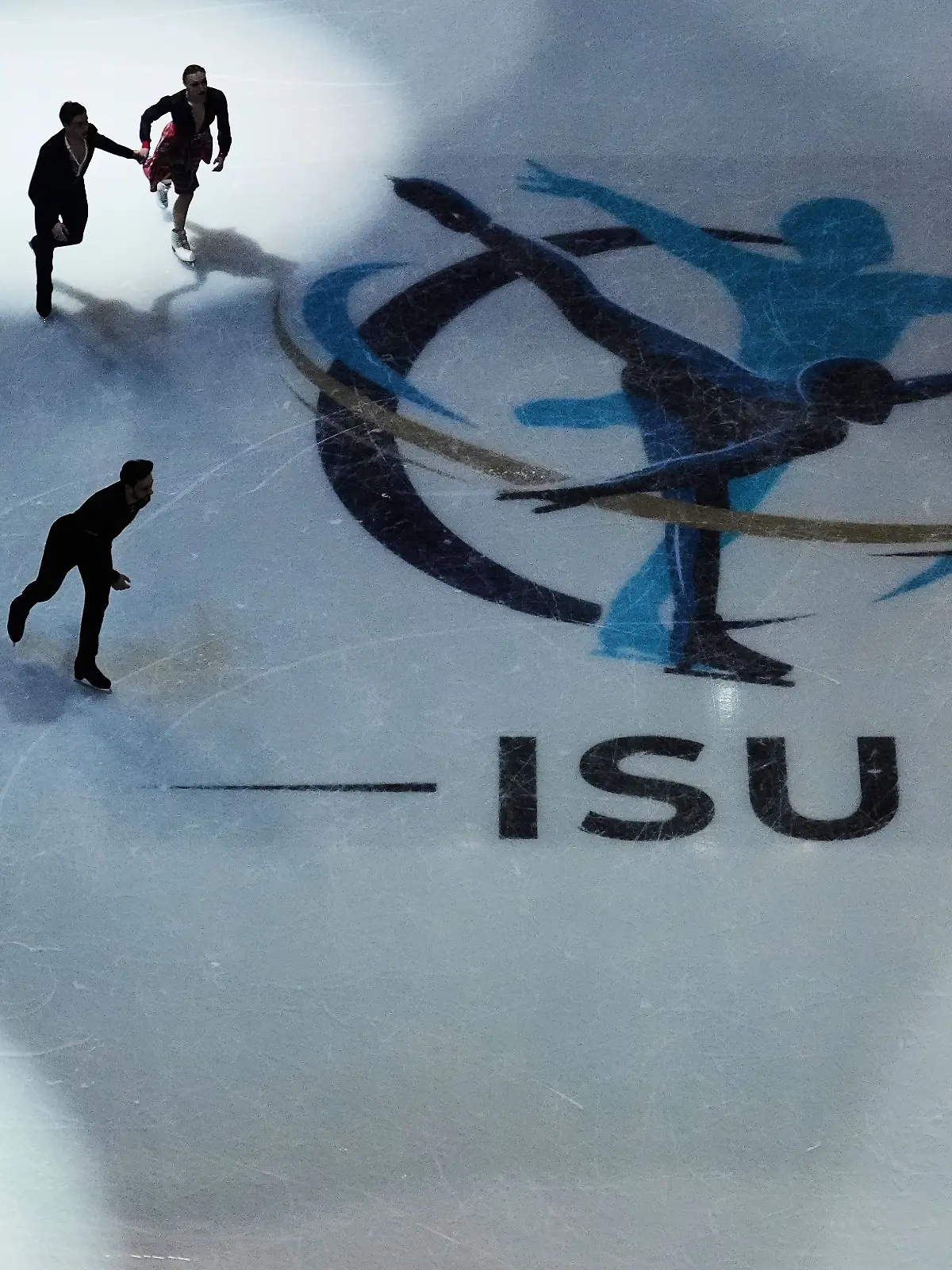 28.03.2025, USA, Boston: Eiskunstlauf: Weltmeisterschaft, Eistanz, Eiskunstläufer wärmen sich vor ihrem Auftritt auf.