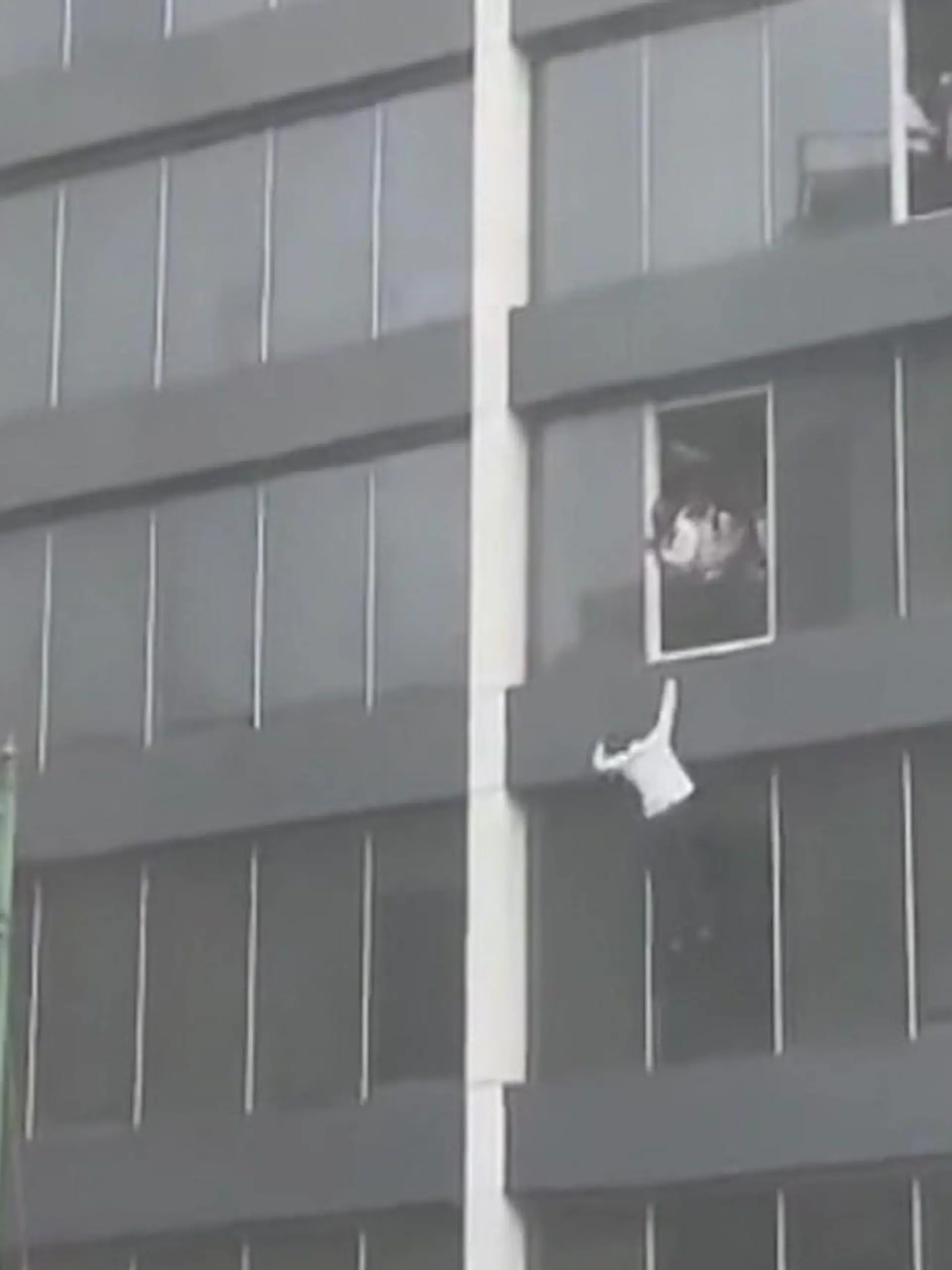 Bild zu: "Dichter Rauch! Bankmitarbeiter stürzen sich aus Hochhaus – als letzten Ausweg!"