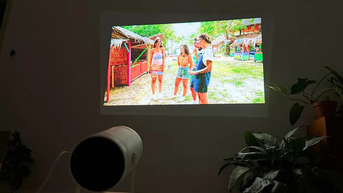 Der Beamer von Samsung richtet das Bild automatisch aus. Der Beamer steht schräg (grauer Rahmen), das Bild kommt gerade auf der Wand an.