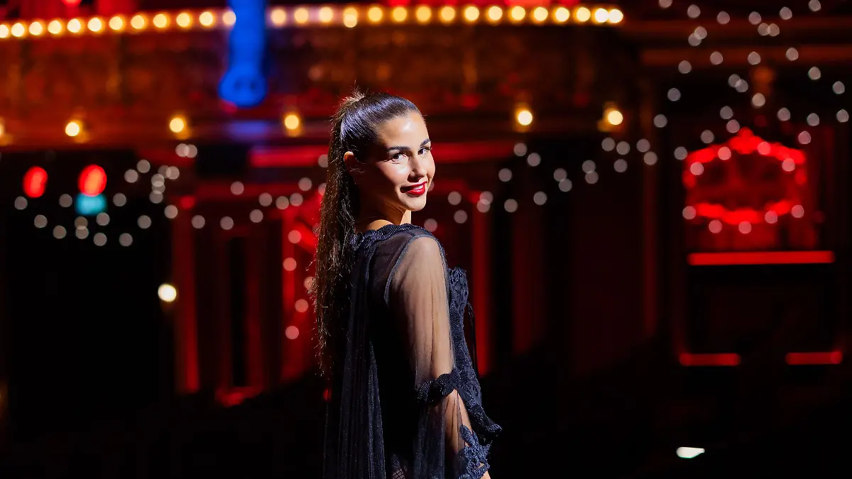 17.09.2025, Nordrhein-Westfalen, Köln: Sarah Engels, Sängerin, steht in der Kulisse des Musicals „Moulin Rouge!” im Musical Dome. Engels wird die Hauptrolle der Satine in dem weltbekannten Musical übernehmen.