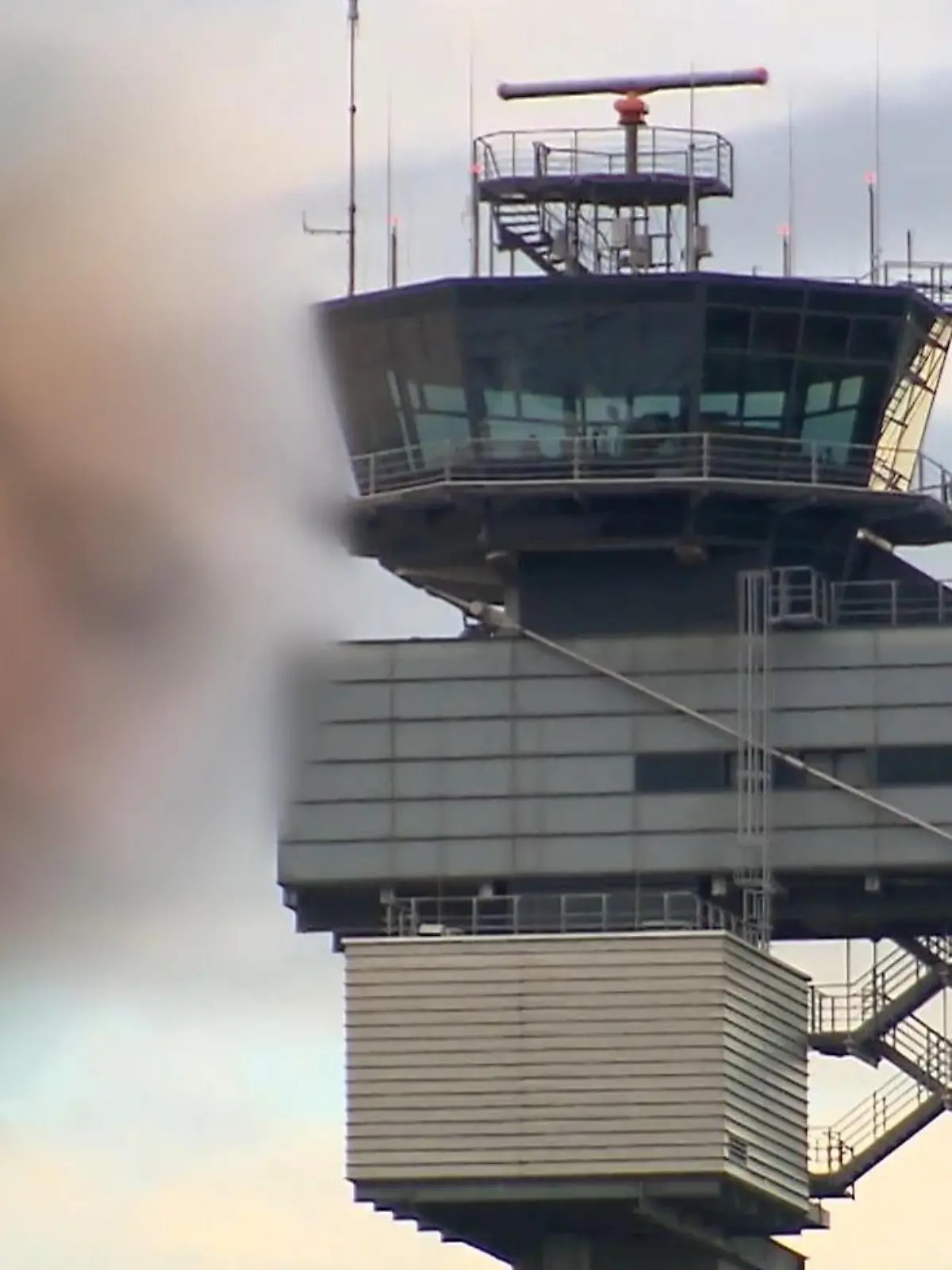 Bild zu: "Fluglotse eingepennt! Flugzeug muss mehrfach in der Luft kreisen"