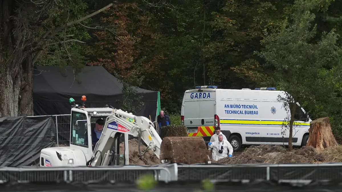 Kriminaltechniker bei´der Spurensuche am Fundort des Skeletts 