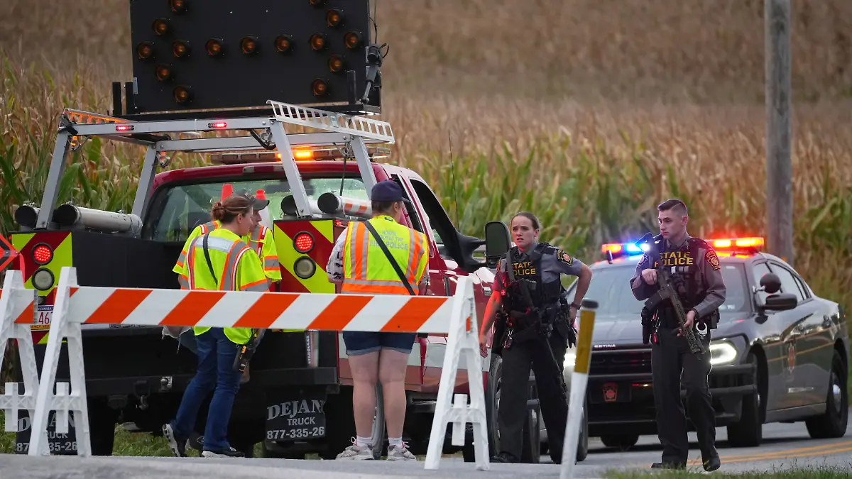 17.09.2025, USA, Nord Codorus: Polizisten und Rettungskräfte des Bundesstaates Pennsylvania blockieren eine Straße, nachdem mehrere Polizisten angeschossen wurden. Im US-Bundesstaat Pennsylvania sind fünf Polizisten angeschossen worden und drei an ihren Verletzungen gestorben. Die zwei anderen befänden sich in kritischem, aber stabilem Zustand, sagte ein Vertreter der Polizei des Bundesstaates auf einer Pressekonferenz. 