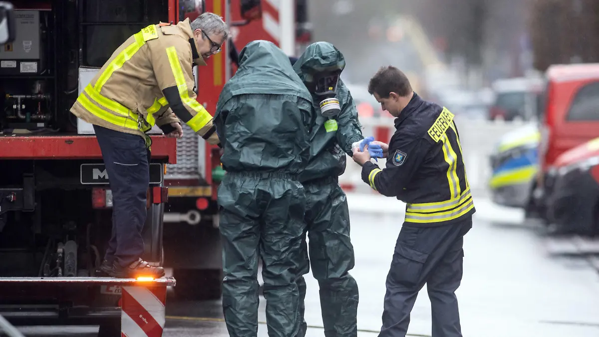 09.01.2023, Nordrhein-Westfalen, Castrop-Rauxel: Spezialkräfte der Feuerwehr in Schutzanzügen kommen von ihrem Einsatz. Ein Iraner soll einen Giftanschlag geplant haben. Der 32-jährige und sein Bruder waren in der Nacht zum 08.01.2022 bei einem Großeinsatz der Polizei festgenommen worden. Foto: Bernd Thissen/dpa +++ dpa-Bildfunk +++