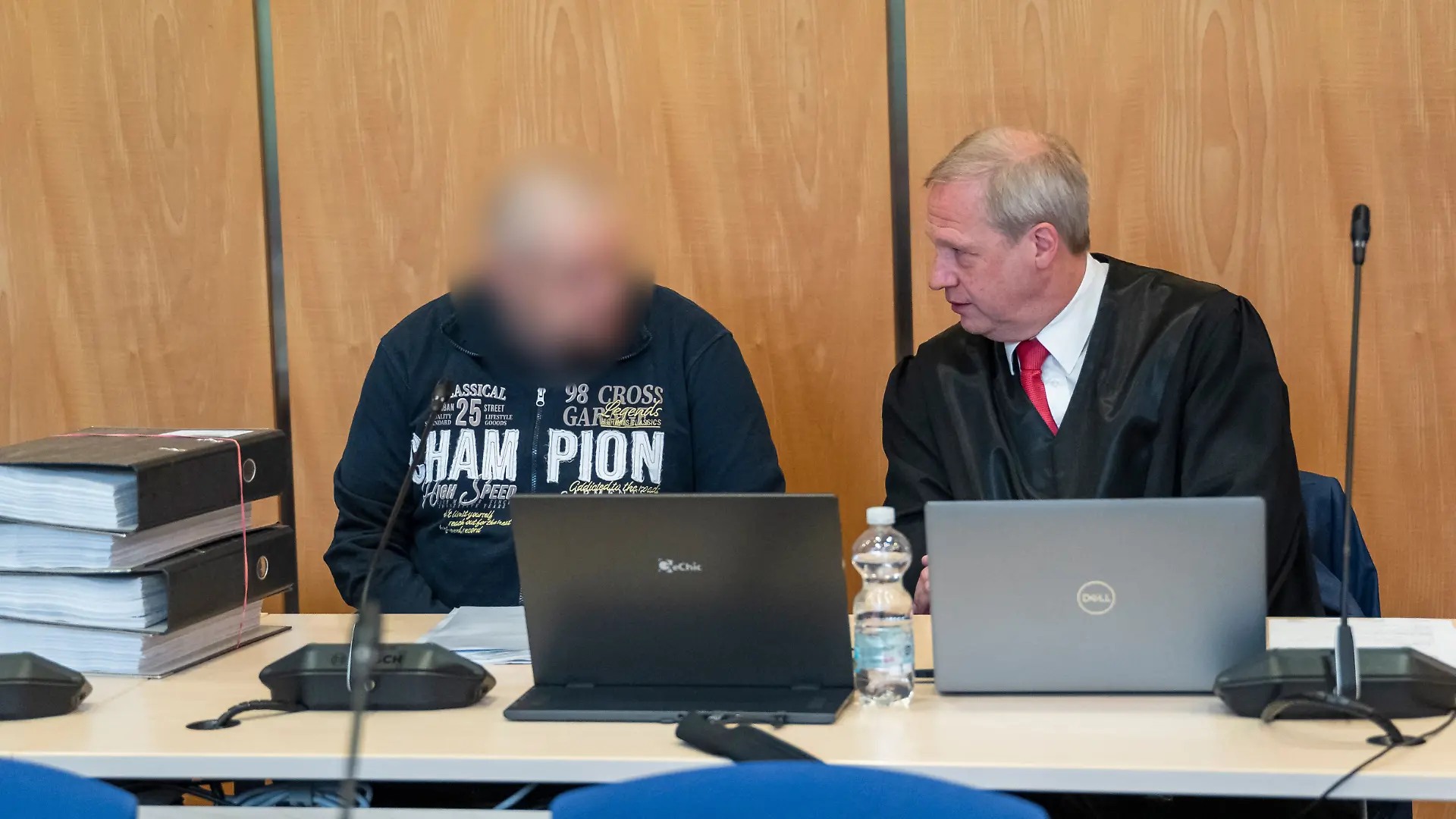 03.09.2025, Bayern, Coburg: Der Angeklagte (l) unterhält sich mit Michael Linke (r), Rechtsanwalt zu Beginn des Prozesses wegen Mordes an einer 40-Jährigen aus Coburg.