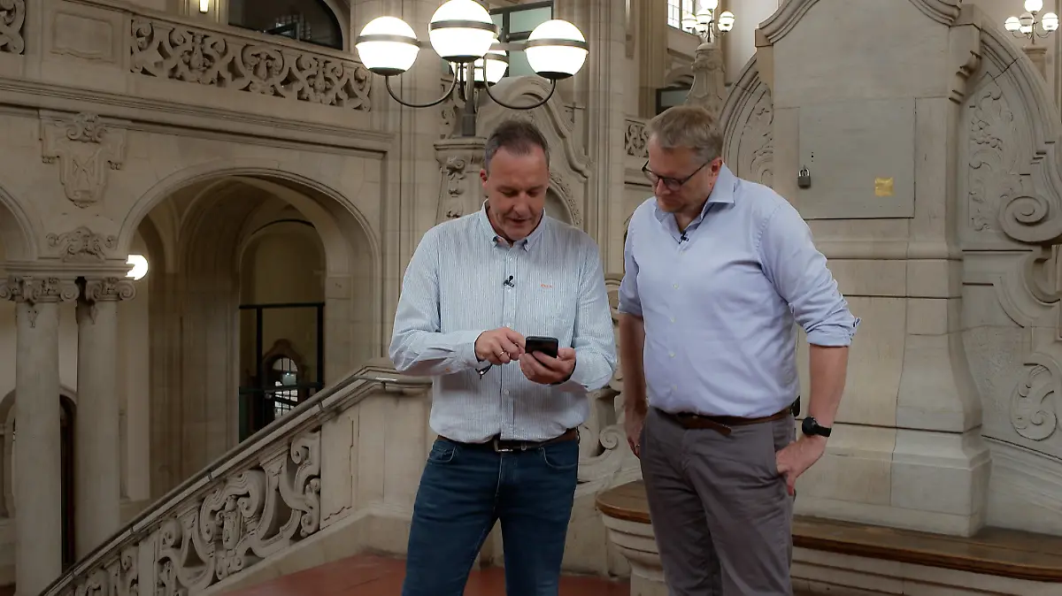 RTL im Gespräch mit dem Berliner Oberstaatsanwalt Sebastian Büchner (r.).