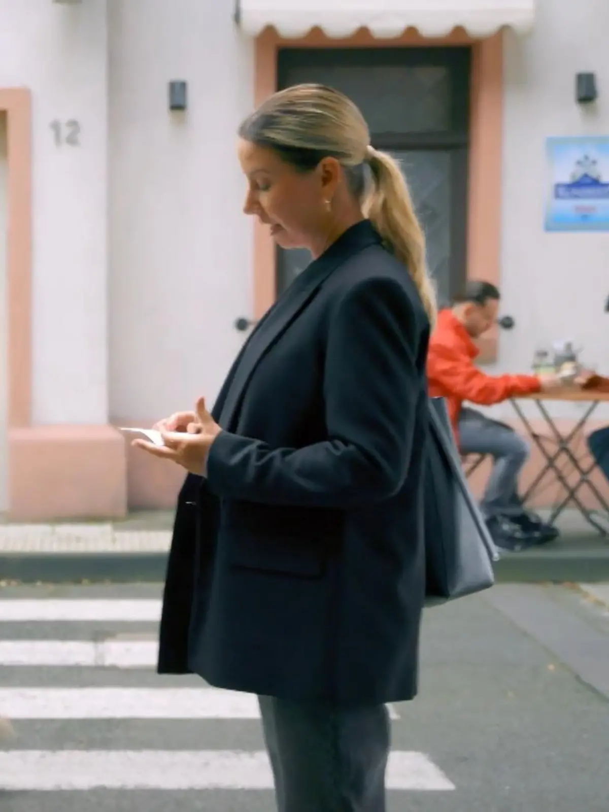 Unter uns: Ute übergibt Patrizia einen Brief