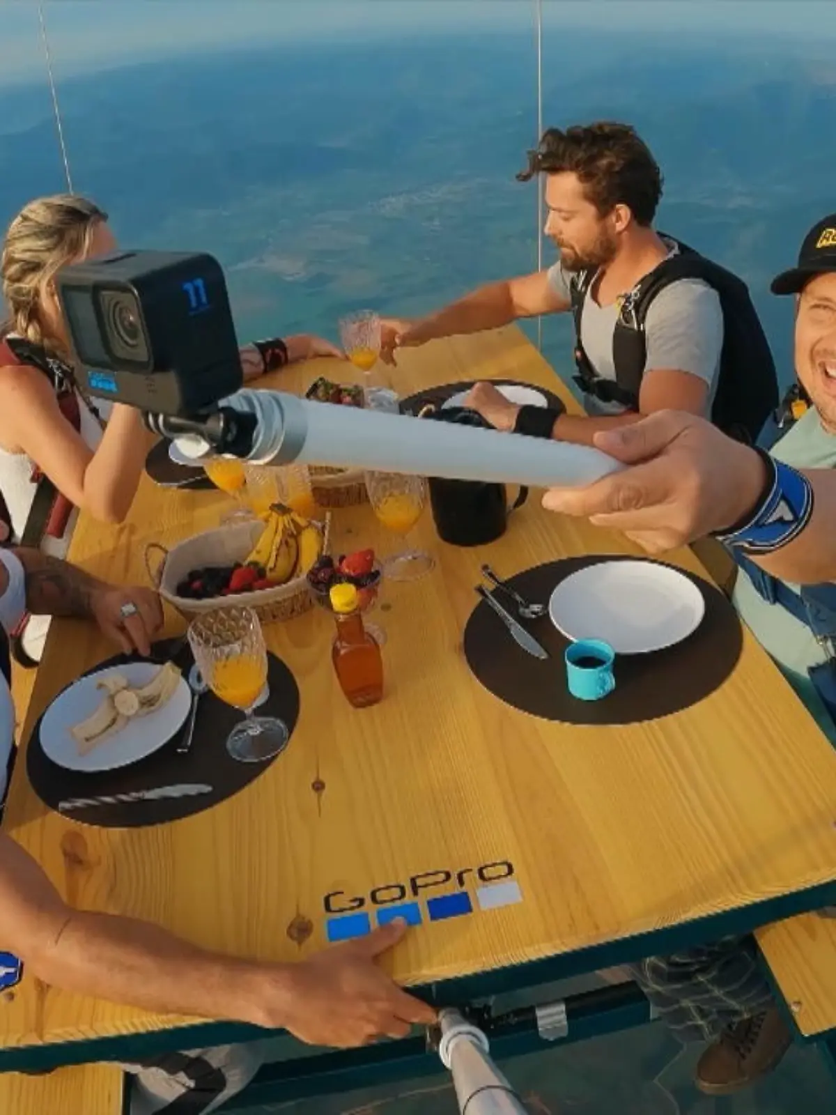 Manche Menschen lassen es am Morgen eher ruhig angehen. Das gilt allerdings nicht für Fotograf und YouTube-Star Daniel Cajal. Zusammen mit drei Freunden genießt er ein Frühstück, das nichts für ängstliche Gemüter ist.