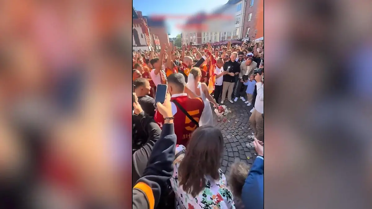 Hochzeits-Ekstase! Brautpaar plötzlich von hunderten Galatasaray-Fans umringt Vor Champions League-Duell gegen Frankfurt