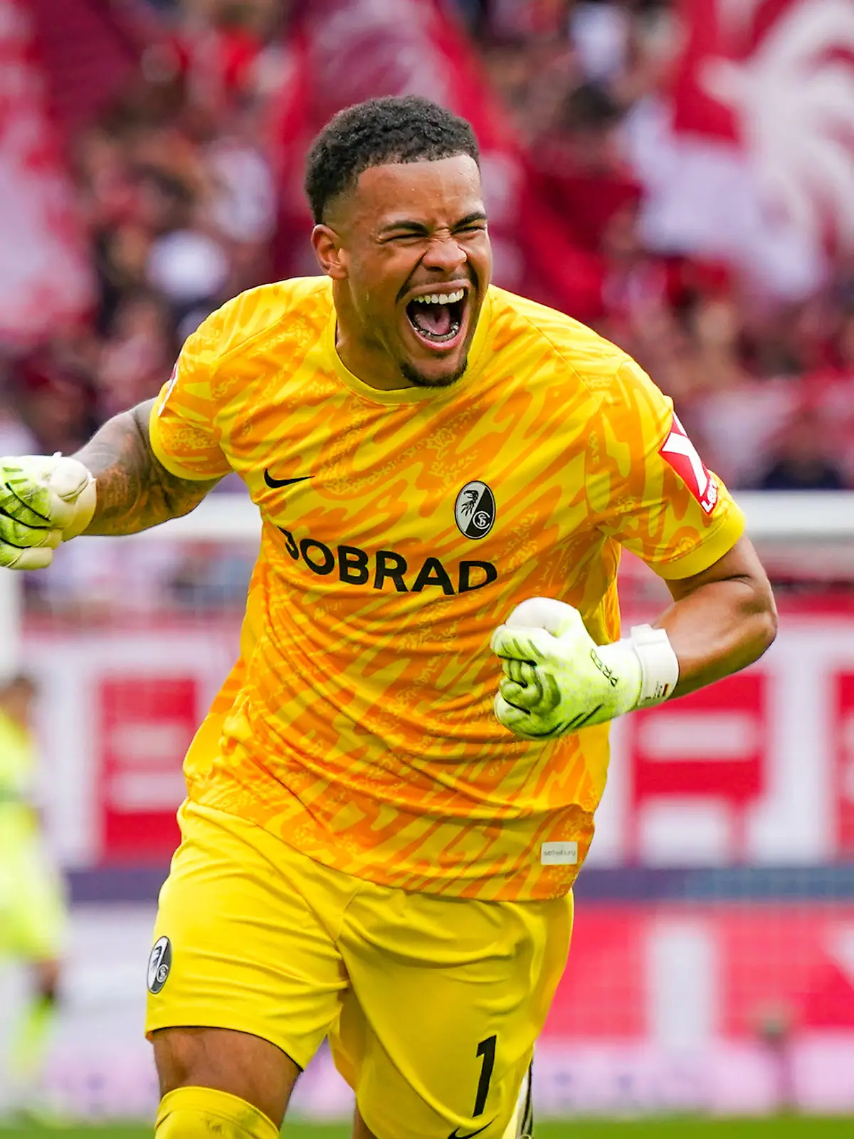 Noah Atubolu freut sich auf die Europa League: RTL überträgt das Spiel SC Freiburg gegen FC Basel LIVE in Free-TV und Stream