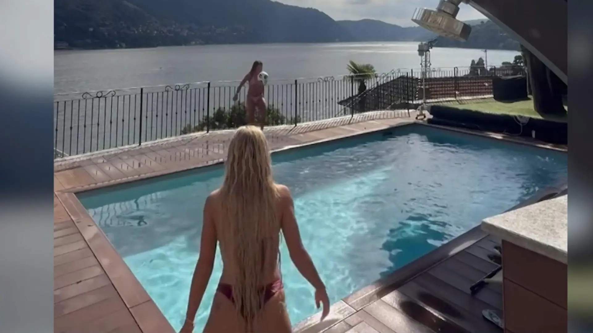 Sexy Ballspiele! Im knappen Bikini begeistert Alisha Lehmann am Pool Von wegen Urlaub