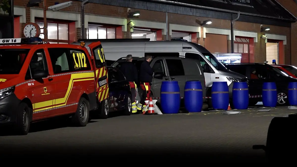 08.01.2023, Nordrhein-Westfalen, Castrop-Rauxel: Blaue Fässer stehen bei einem Anti-Terror-Einsatz beim Einsatzort. Ein 32-jähriger Iraner soll im Ruhrgebiet einen schweren Anschlag vorbereitet haben - mit Stoffen, die als biologische Kriegswaffen gelten. Foto: --/tv7news.de/dpa +++ dpa-Bildfunk +++