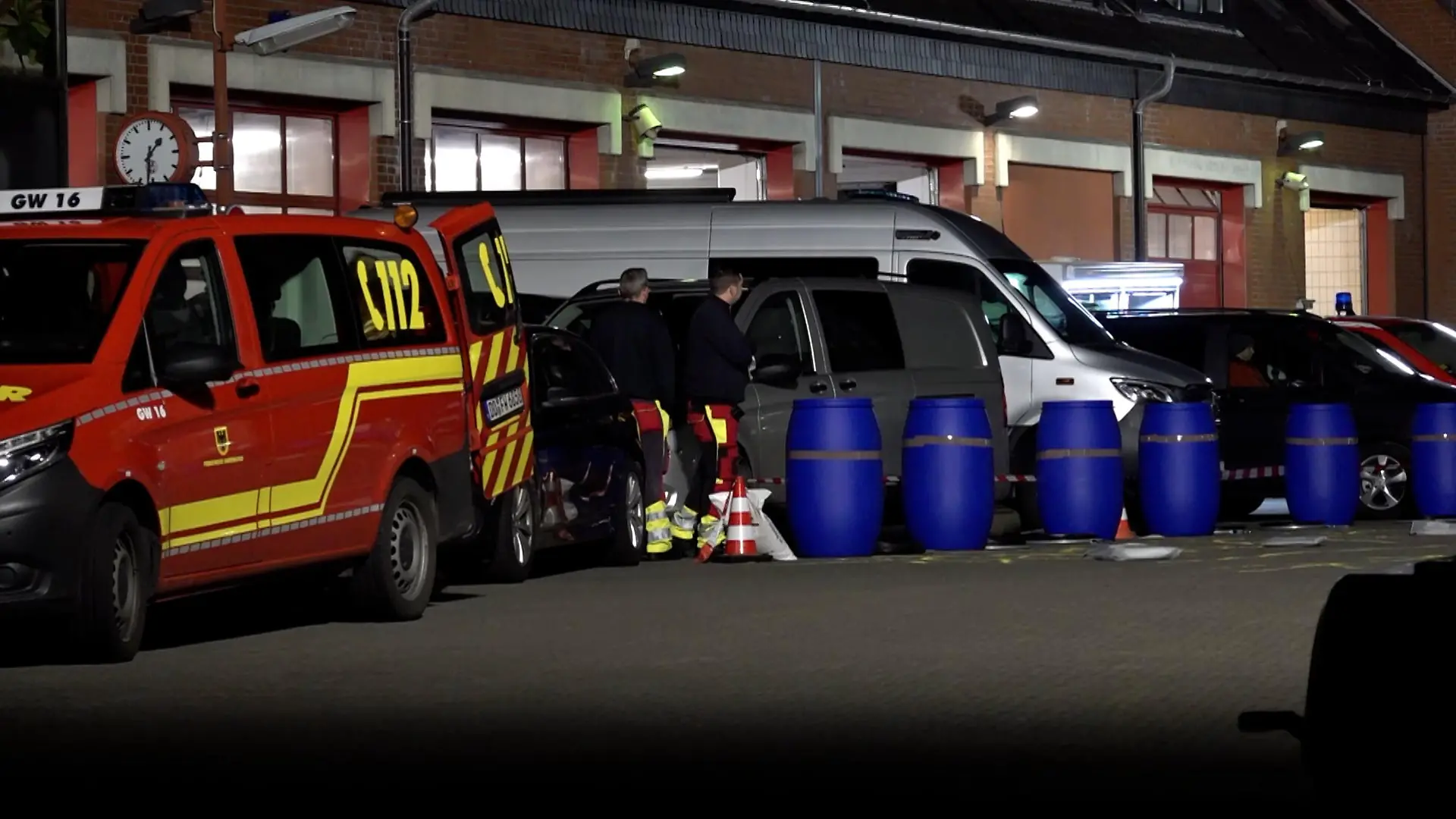 08.01.2023, Nordrhein-Westfalen, Castrop-Rauxel: Blaue Fässer stehen bei einem Anti-Terror-Einsatz beim Einsatzort. Ein 32-jähriger Iraner soll im Ruhrgebiet einen schweren Anschlag vorbereitet haben - mit Stoffen, die als biologische Kriegswaffen gelten. Foto: --/tv7news.de/dpa +++ dpa-Bildfunk +++