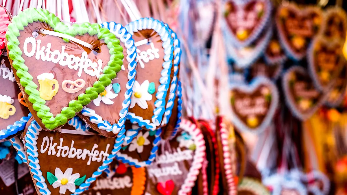 Lebkuchenherzen mit Oktoberfest-Schriftzug an einer Bude. 