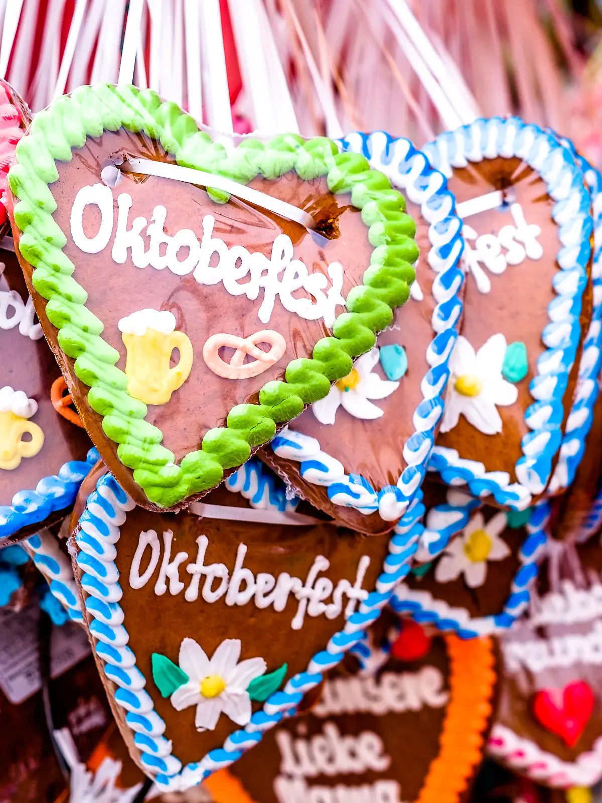 Lebkuchenherzen mit Oktoberfest-Schriftzug an einer Bude. 