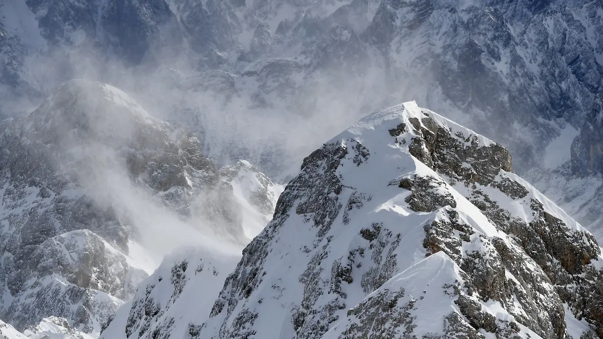dpatopbilder - 27.02.2020, Bayern, Grainau: Schnee wird vom Wind an die Gipfel und Kämme im Wettersteingebirge verfrachtet. Foto: Angelika Warmuth/dpa +++ dpa-Bildfunk +++