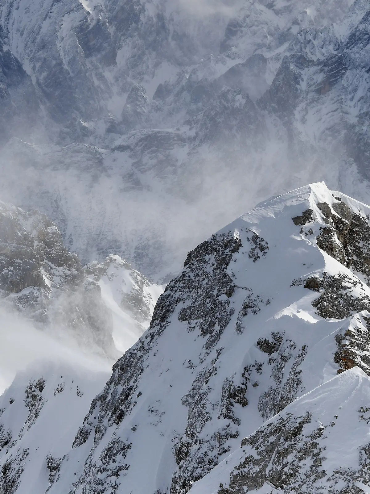 dpatopbilder - 27.02.2020, Bayern, Grainau: Schnee wird vom Wind an die Gipfel und Kämme im Wettersteingebirge verfrachtet. Foto: Angelika Warmuth/dpa +++ dpa-Bildfunk +++