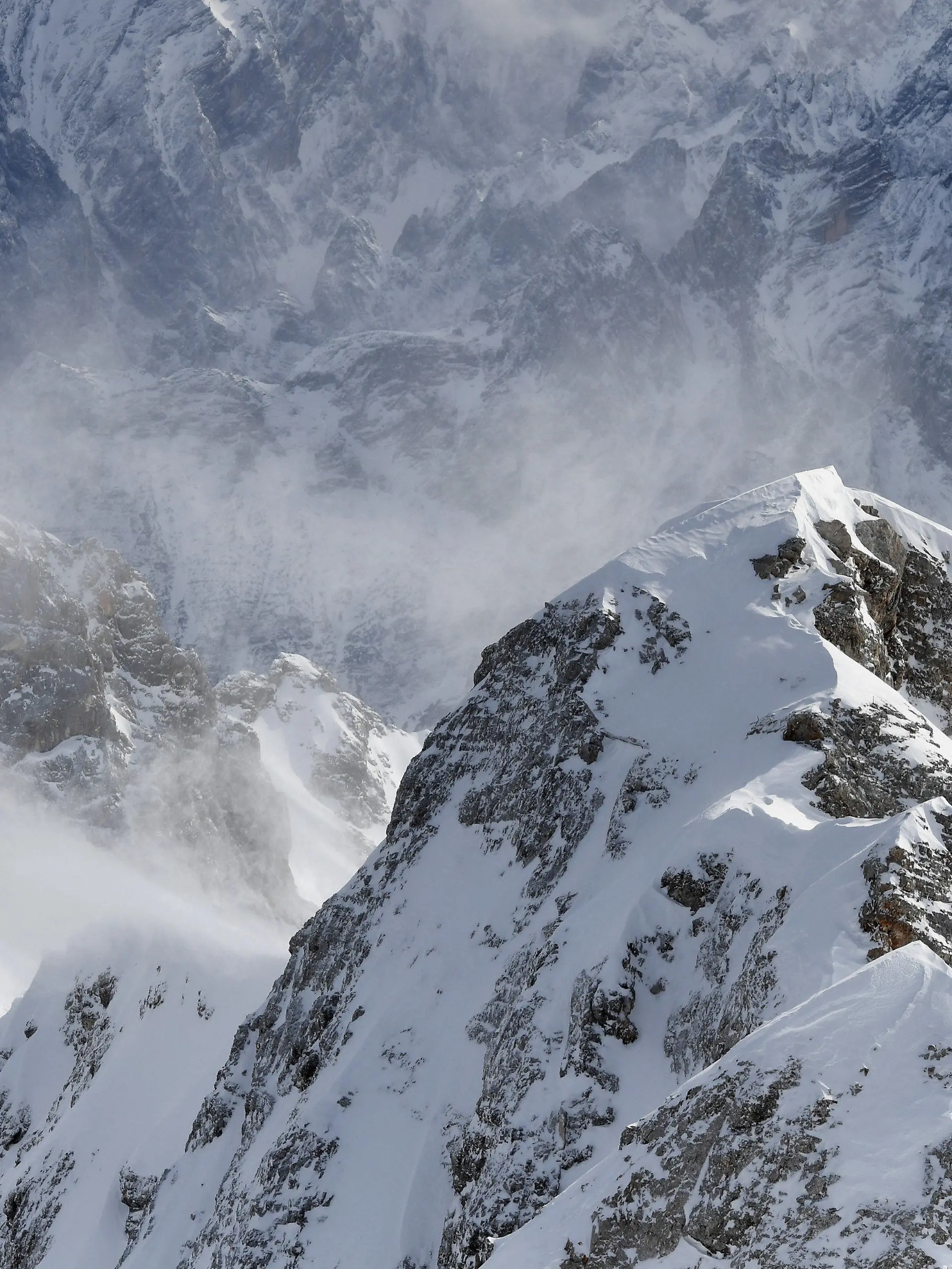 dpatopbilder - 27.02.2020, Bayern, Grainau: Schnee wird vom Wind an die Gipfel und Kämme im Wettersteingebirge verfrachtet. Foto: Angelika Warmuth/dpa +++ dpa-Bildfunk +++