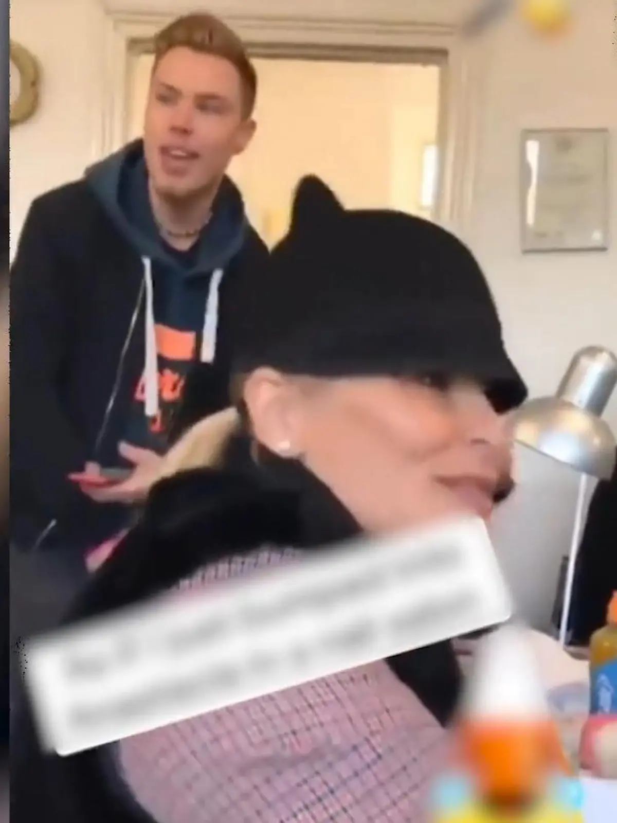 Bild zu: "Überraschung im Nagelstudio! Plötzlich singen Fans mit DIESEM Weltstar"