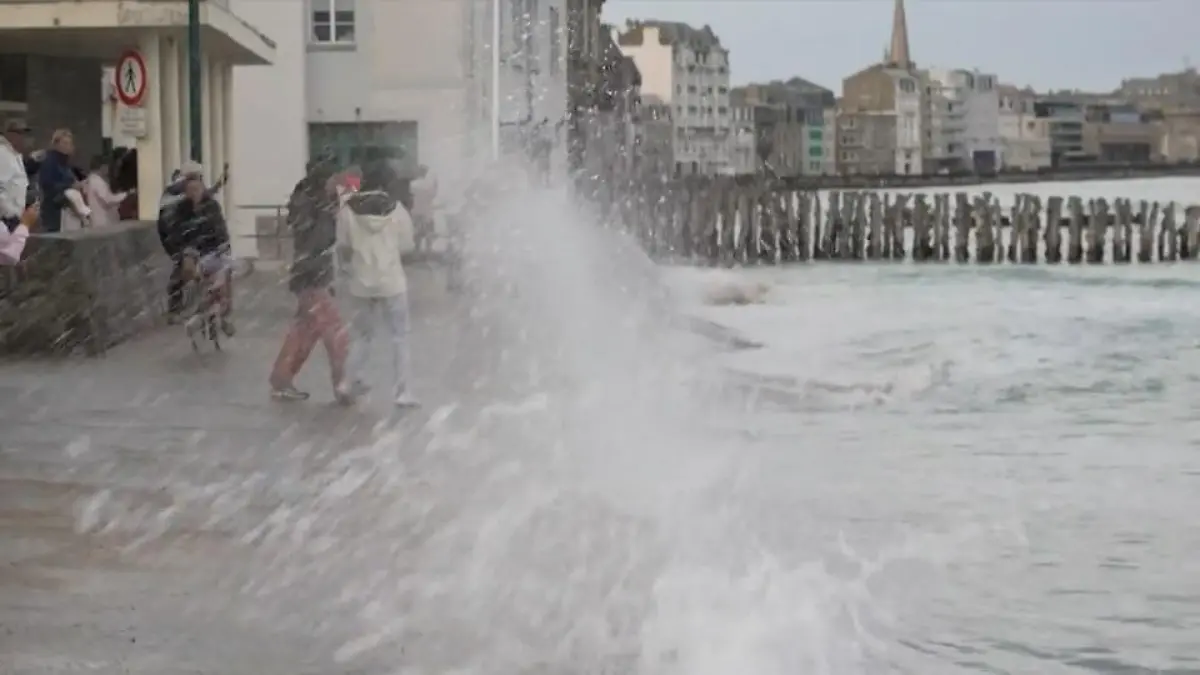 Sturmflut-Spektakel in Saint-Malo Das Geschäft mit den Monsterwellen!