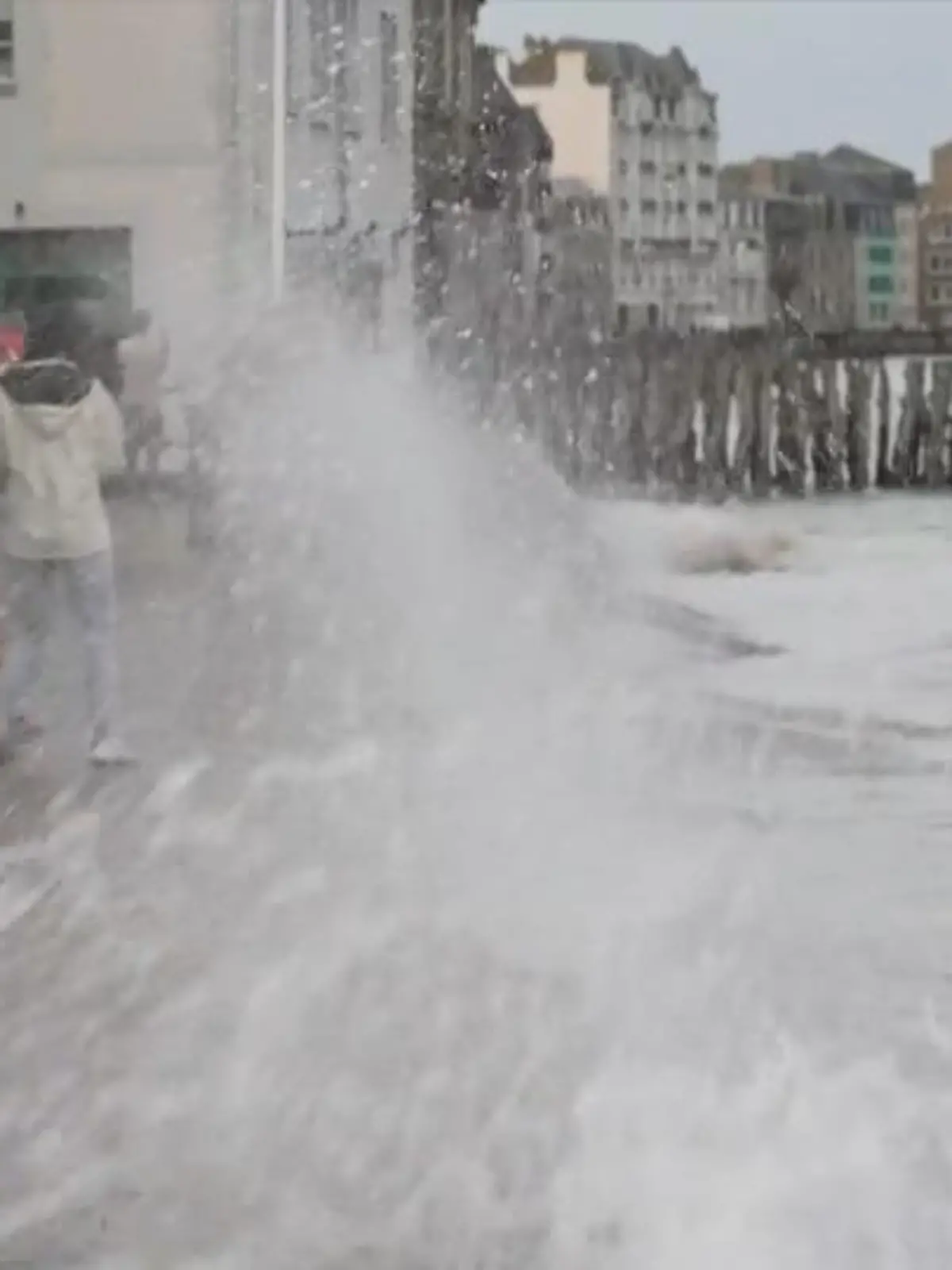 Bild zu: "Sturmflut-Spektakel in Saint-Malo"