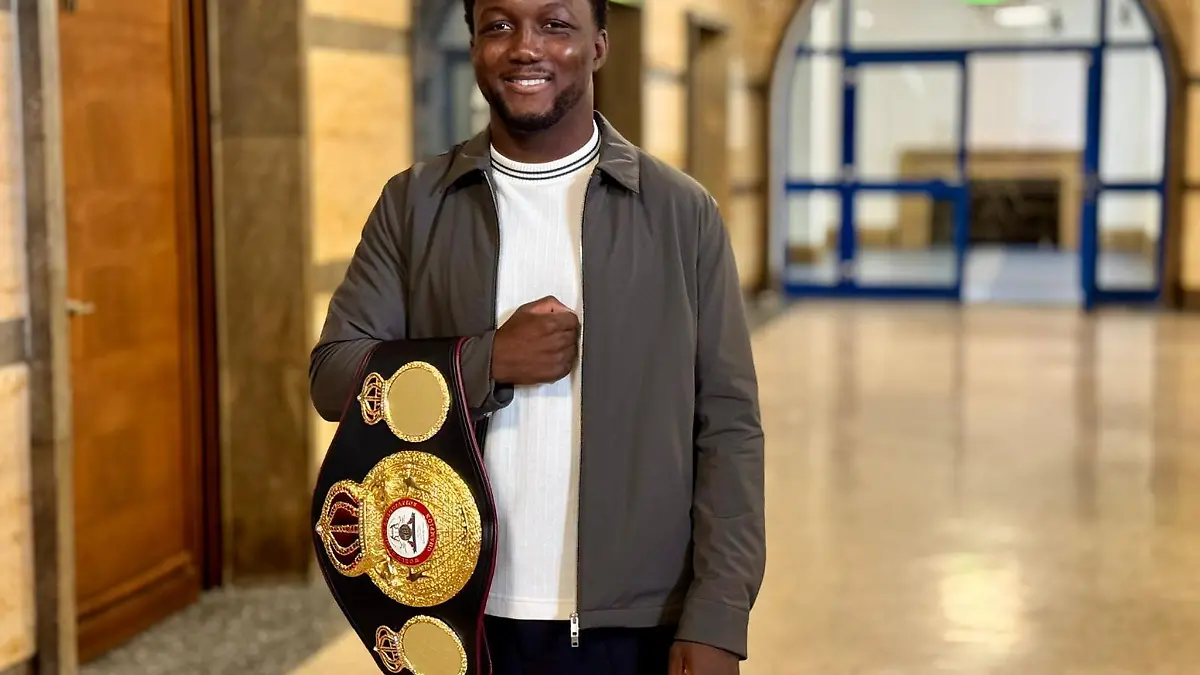 Der Boxprofi Abass Baraou mit dem Interimsweltmeistertitel des Verbands WBA.