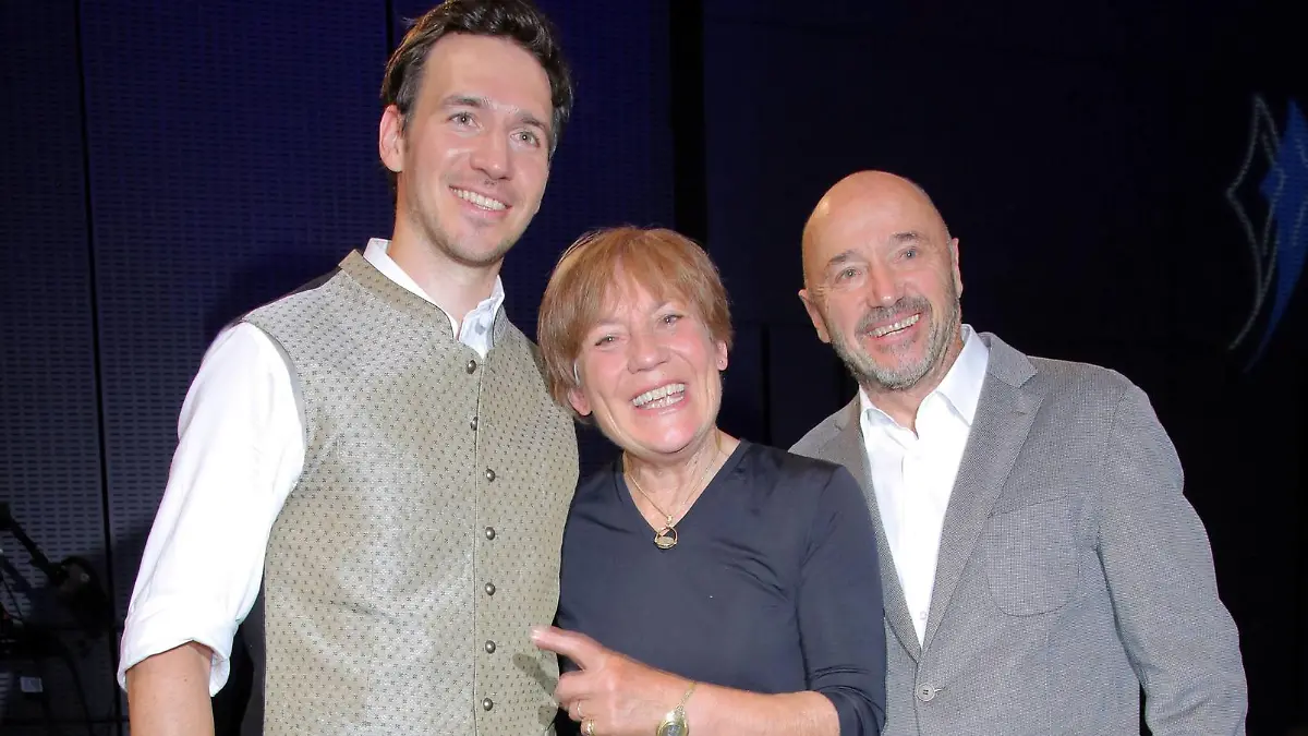 Bayerischer Sportpreis 13.07.2019 Felix Neureuther mit Eltern Rosa Katharina - Rosi - Mittermaier und Christian Neureuther bei der Verleihung des Bayerischer Sportpreis in der BMW-Welt, Lerchenauer Strasse, Am Olympiapark, Muenchen - 13.07.2019 - *** Bavarian Sports Award 13 07 2019 Felix Neureuther with parents Rosa Katharina Rosi Mittermaier and Christian Neureuther at the Bavarian Sports Award ceremony in BMW Welt, Lerchenauer Strasse, Am Olympiapark, Munich 13 07 2019  