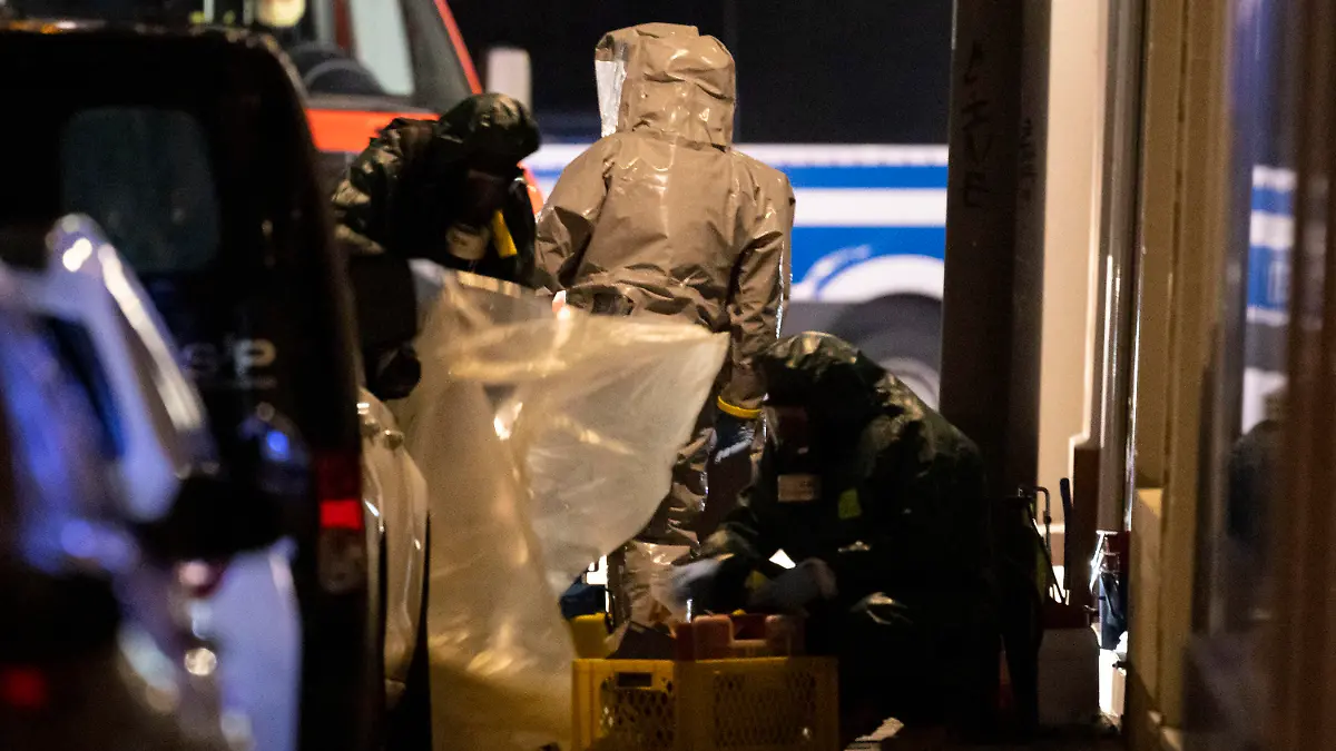 08.01.2023, Nordrhein-Westfalen, Castrop-Rauxel: Feuerwehr und Polizei sind in Castrop-Rauxel im Einsatz. In Castrop-Rauxel ist es am Samstagabend zu einem Großeinsatz der Polizei und der Feuerwehr gekommen. Ein Spezialeinsatzkommando (SEK) sei ebenfalls vor Ort, sagte eine Polizeisprecherin am Samstagabend der Deutschen Presse-Agentur. Foto: Christoph Reichwein/dpa +++ dpa-Bildfunk +++