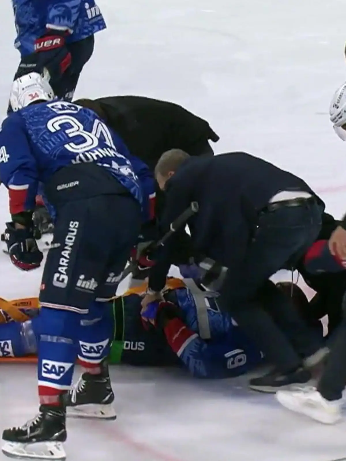 Bild zu: "Eishockey-Star Luke Esposito muss nach Check mit Trage vom Eis"