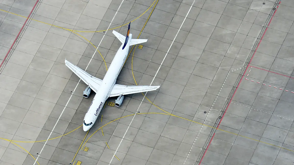 ARCHIV - Ein Airbus A321 der Fluggesellschaft Lufthansa, rollt am 01.08.2013 über das Vorfeld vom Flughafen Berlin Tegel. Das Bundesverfassungsgericht verkündet am 05.11.2014 sein Urteil über die Luftverkehrssteuer. Foto: Ralf Hirschberger/dpa +++(c) dpa - Bildfunk+++