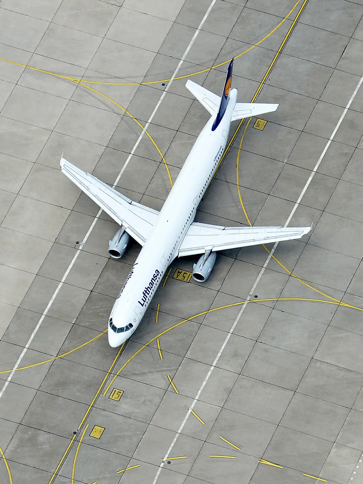 ARCHIV - Ein Airbus A321 der Fluggesellschaft Lufthansa, rollt am 01.08.2013 über das Vorfeld vom Flughafen Berlin Tegel. Das Bundesverfassungsgericht verkündet am 05.11.2014 sein Urteil über die Luftverkehrssteuer. Foto: Ralf Hirschberger/dpa +++(c) dpa - Bildfunk+++