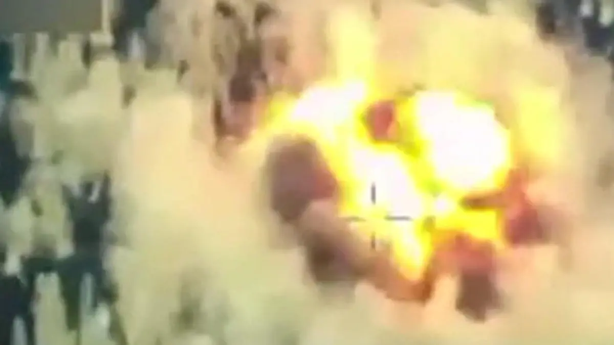 Große Explosion und drei Tote! US-Armee versenkt Drogenboot Donald Trump postet Video des Angriffs