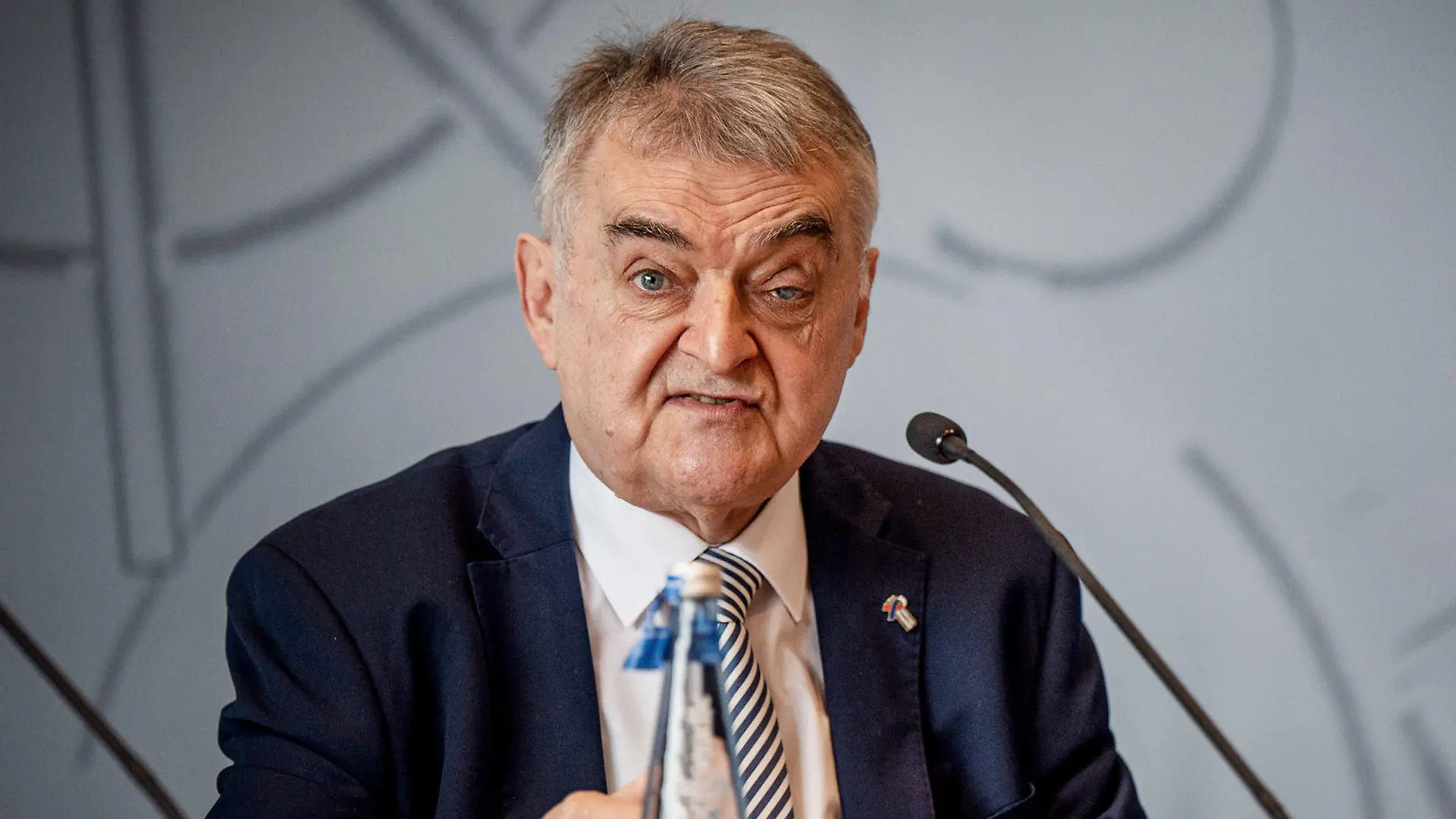 ARCHIV - 08.04.2022, Nordrhein-Westfalen, Düsseldorf: Herbert Reul (CDU), Innenminister von Nordrhein-Westfalen, spricht bei der Pressekonferenz zum Verfassungsschutzbericht im Landtag. Reul hat nach dem Anti-Terror-Einsatz in Castrop-Rauxel das Zögern der Politik bei der Informationsbeschaffung im Netz kritisiert. Foto: Malte Krudewig/Malte Krudewig/Dpa/dpa +++ dpa-Bildfunk +++