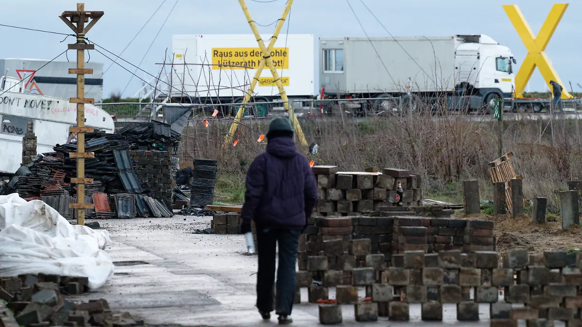 08.01.2023, Nordrhein-Westfalen, Erkelenz: Barrikaden sollen das Dorf Lützerath vor der bevorstehenden Räumung schützen. Lützerath soll zur Erweiterung des Braunkohletagebaus Garzweiler II abgebaggert werden. Foto: Henning Kaiser/dpa +++ dpa-Bildfunk +++