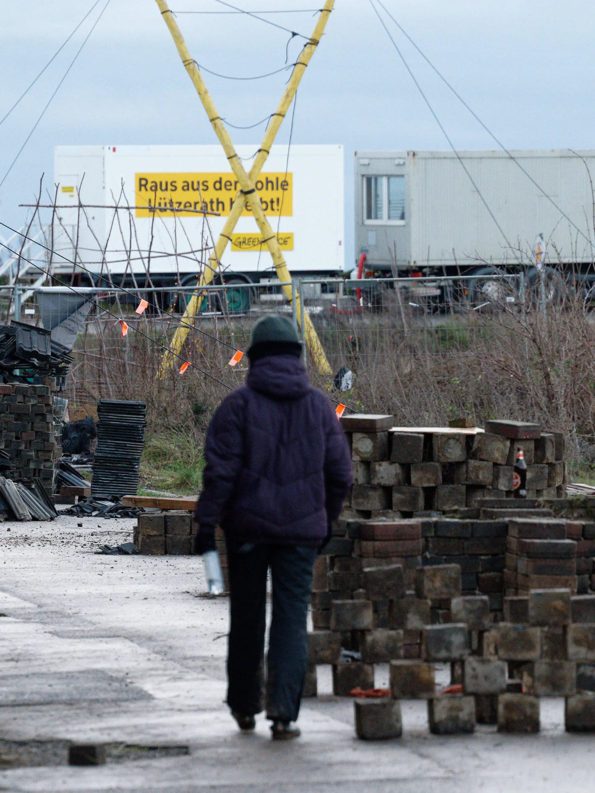 08.01.2023, Nordrhein-Westfalen, Erkelenz: Barrikaden sollen das Dorf Lützerath vor der bevorstehenden Räumung schützen. Lützerath soll zur Erweiterung des Braunkohletagebaus Garzweiler II abgebaggert werden. Foto: Henning Kaiser/dpa +++ dpa-Bildfunk +++